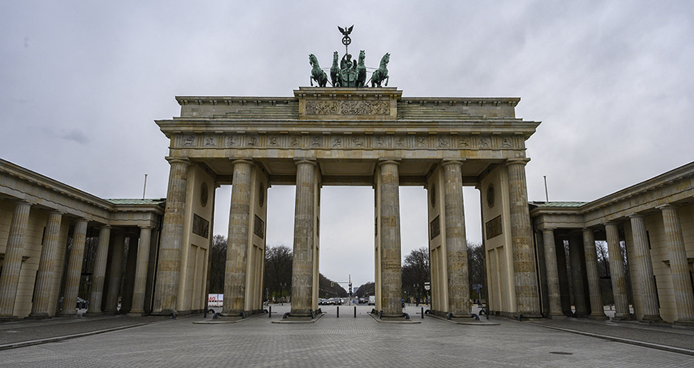 View of the Brandenburg Gate in Berlin on March 20, 2020, amid the new coronavirus COVID-19 pandemic. John Macdougall / AFP