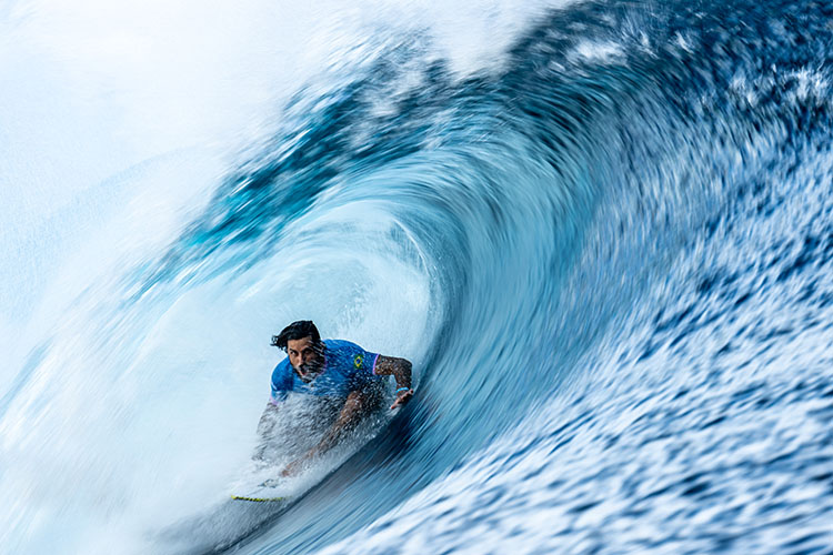 Le Brésilien Filipe Toledo surfe dans le tube lors du 3e heat du 1er tour masculin de surf, aux Jeux Olympiques de Paris 2024, à Teahupo'o, sur l'île de Tahiti en Polynésie française, le 27 juillet 2024. © Jerome Brouillet / AFP